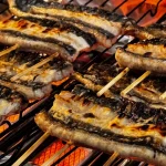 さばいて、焼いて、蒸して。45年継ぎ足した秘伝のタレをくぐらせて、もう一度焼き上げる。手間ひまかけた美味しいうなぎに、ふっと笑顔がこぼれる。西船橋からすぐ、ランチ営業・駐車場ありの完全予約制うなぎ処です。